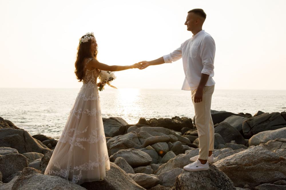 молодожены