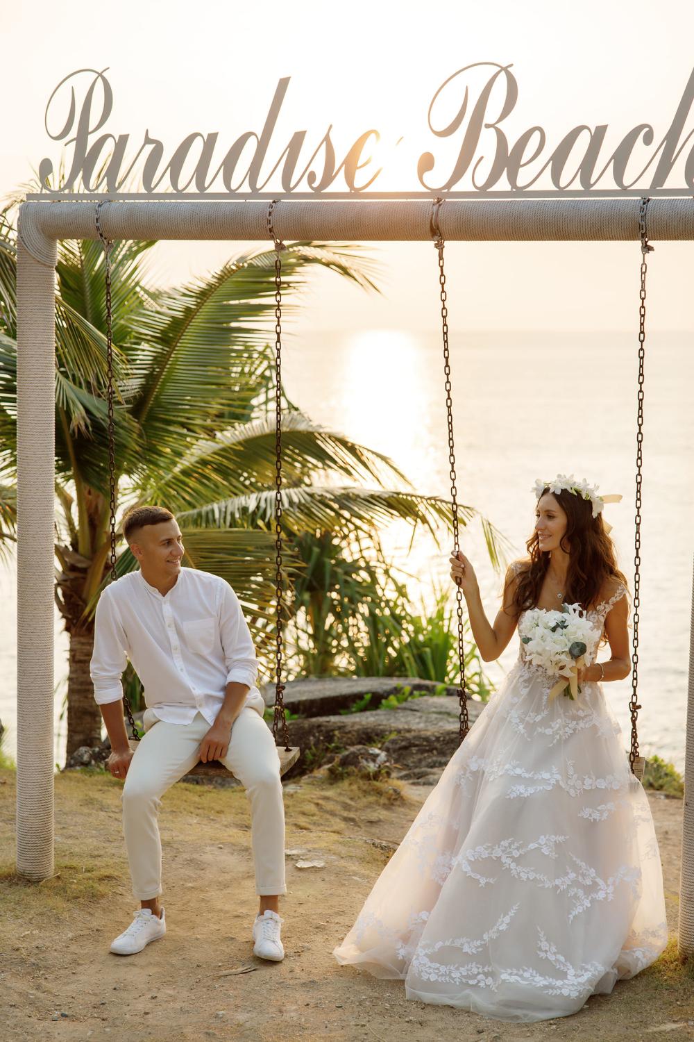 молодожены