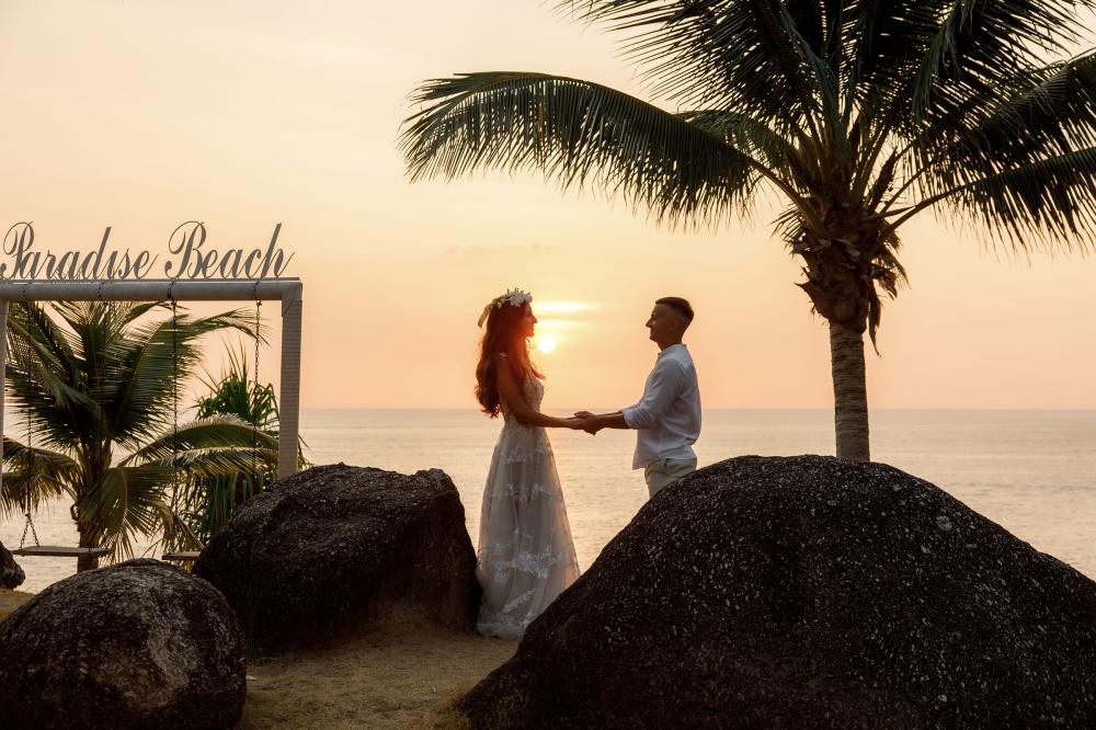 молодожены