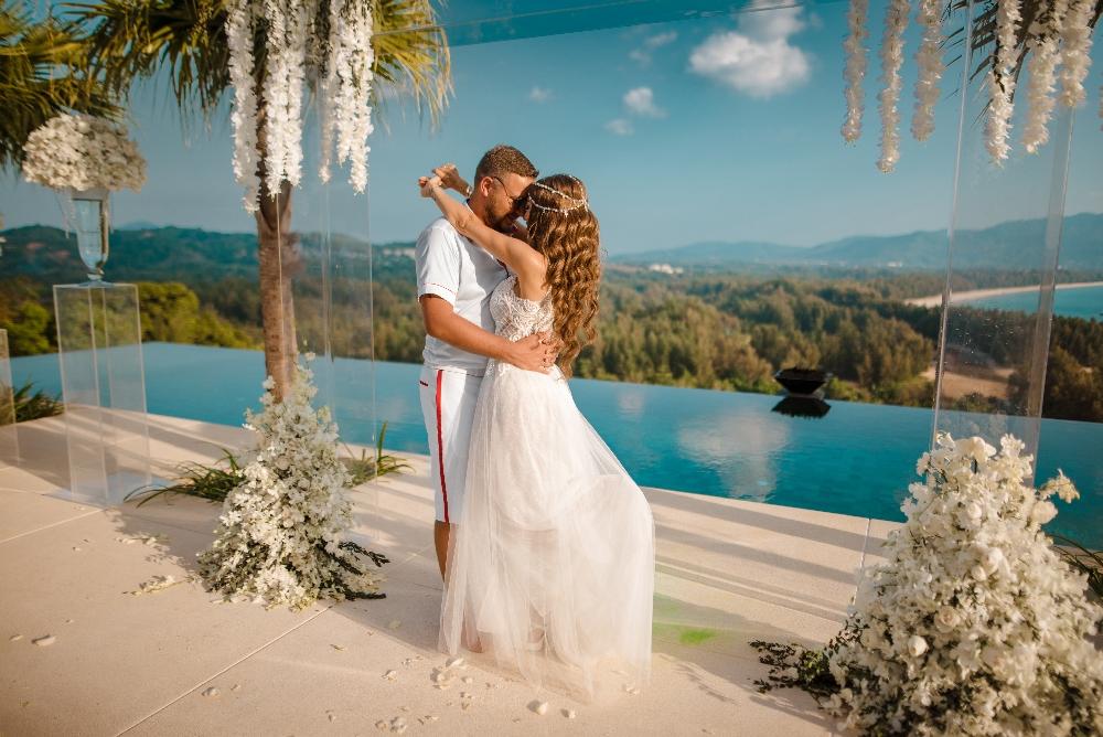 молодожены