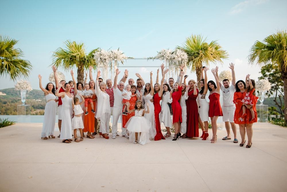 молодожены и гости