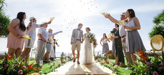 молодожены и гости 15