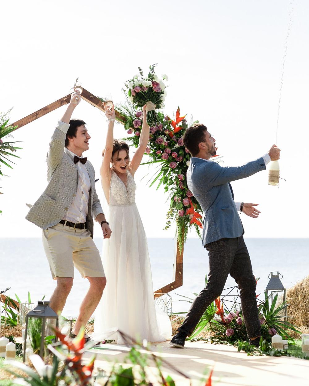 молодожены и гости