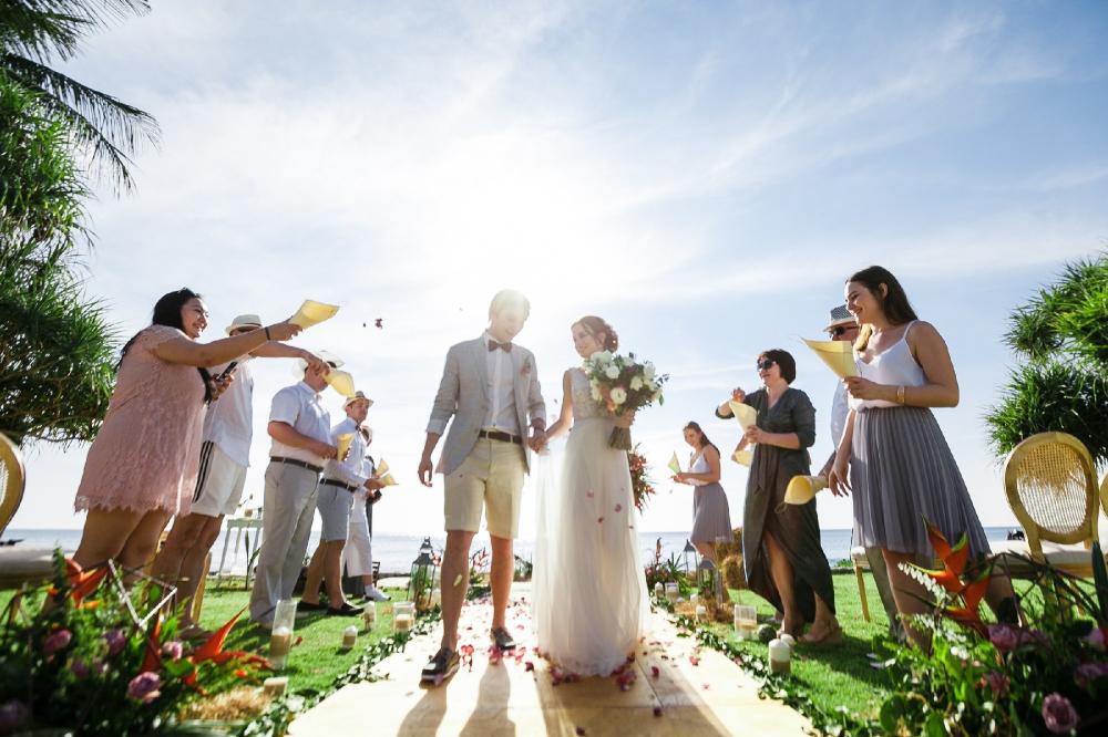 молодожены и гости