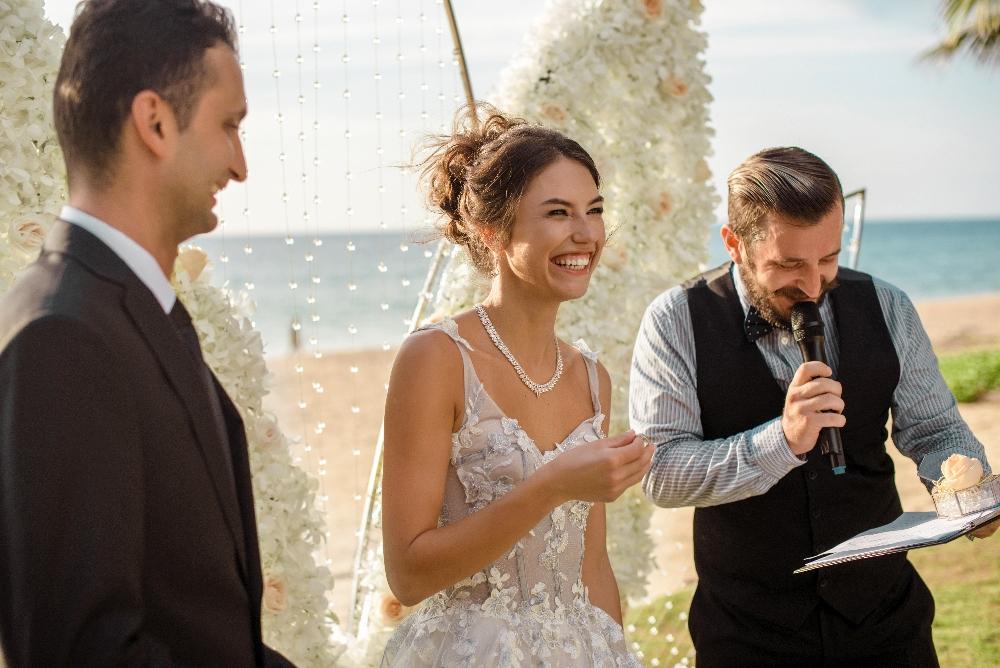 молодожены и ведущий