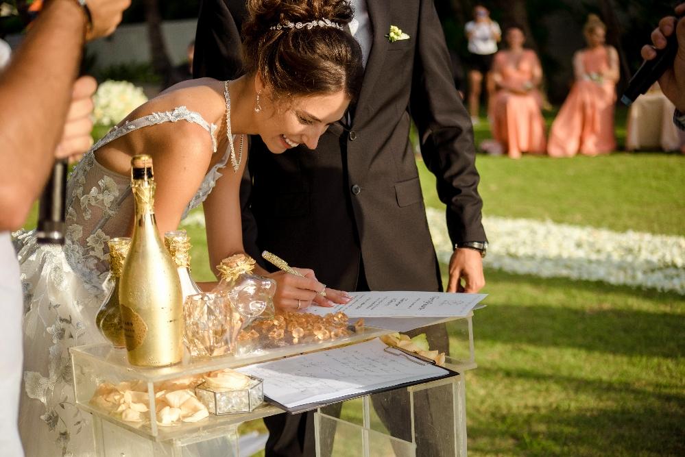 молодожены