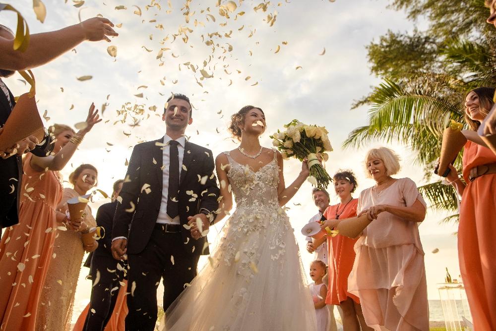 молодожены и гости