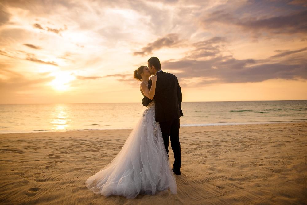 молодожены