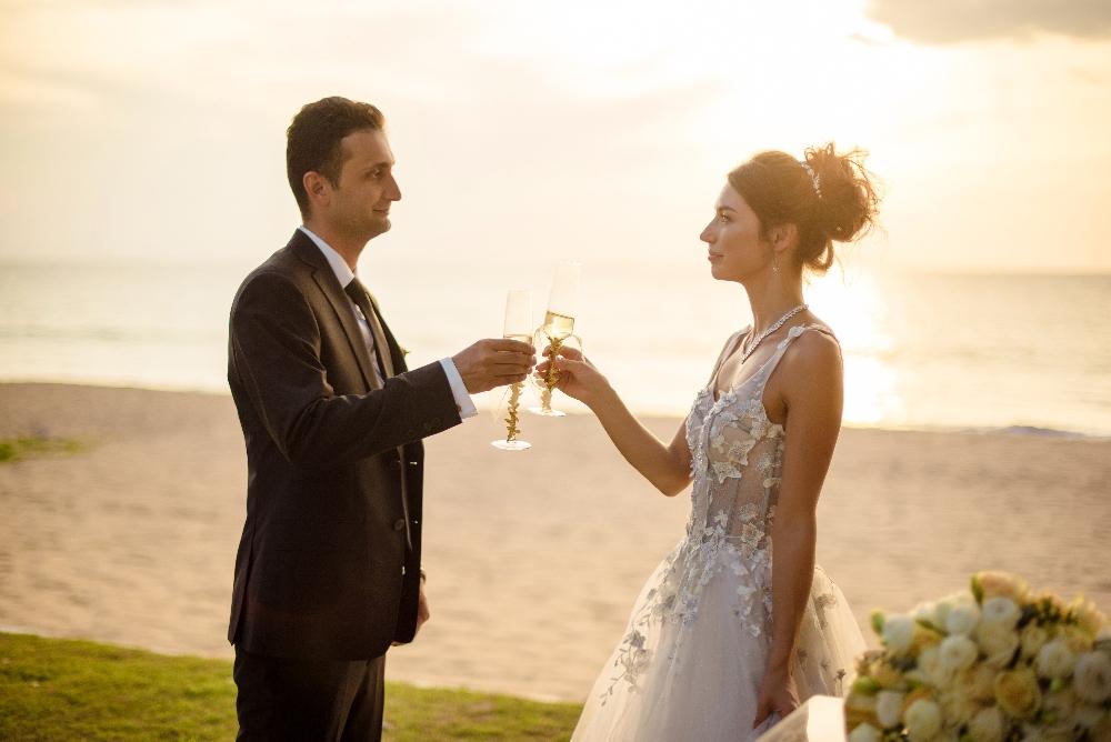 молодожены