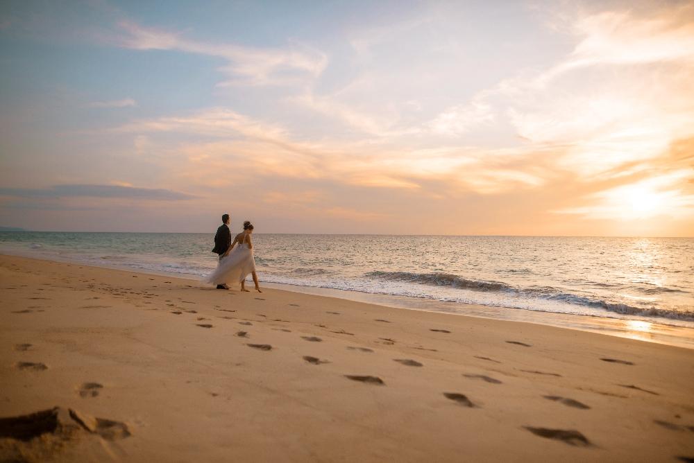 молодожены