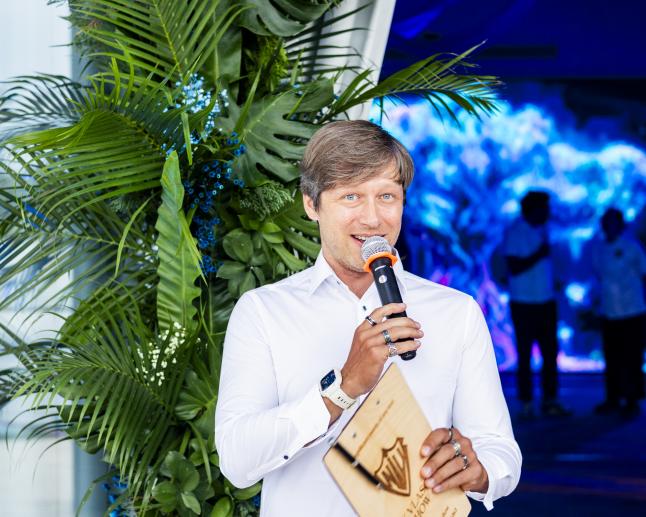 Hosts & Entertainers