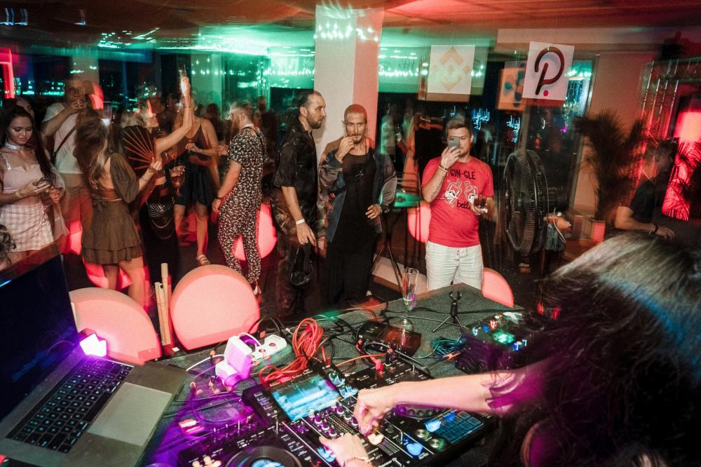 диджей и гости