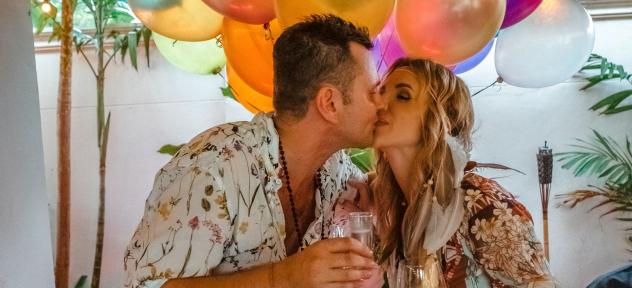 гости за столом 25