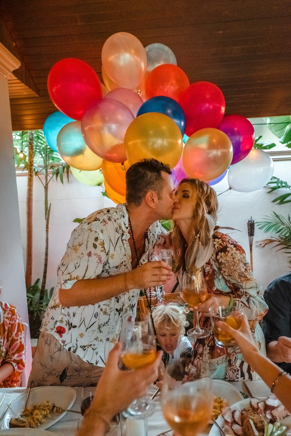 гости за столом