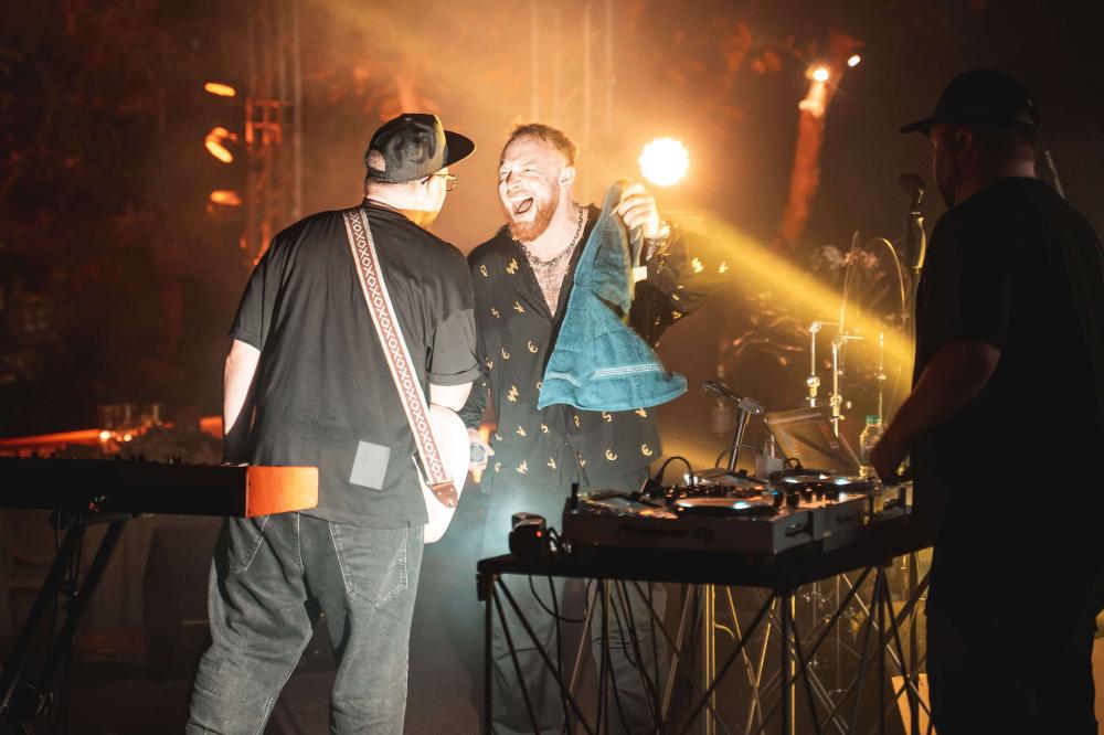 артист и звуковое оборудование