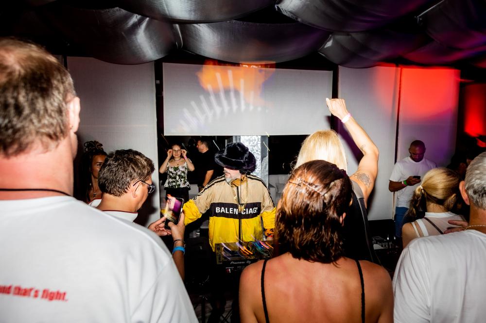 гости и диджей