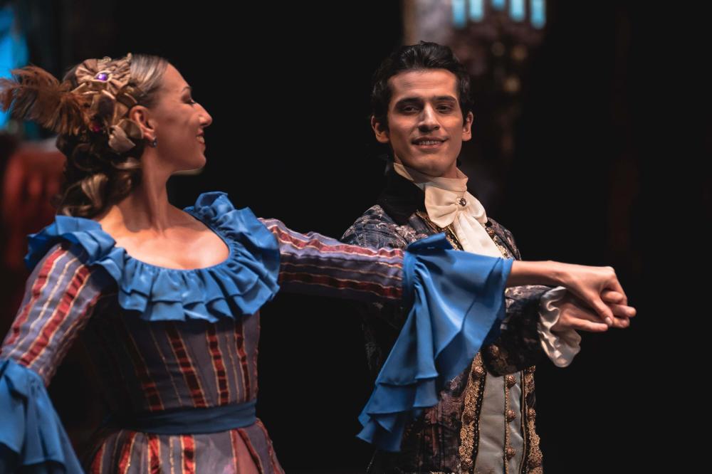 артисты на сцене