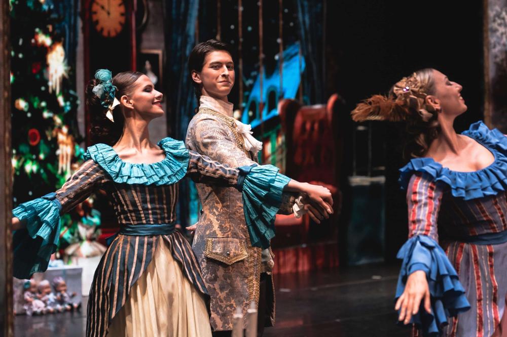 артисты на сцене