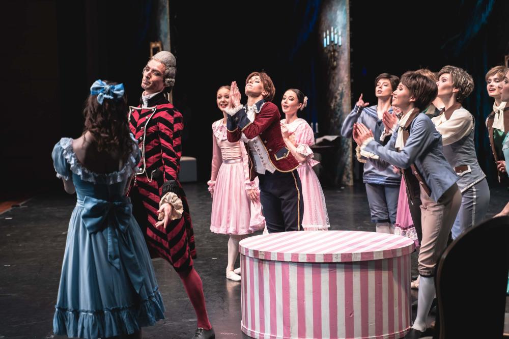 артисты на сцене