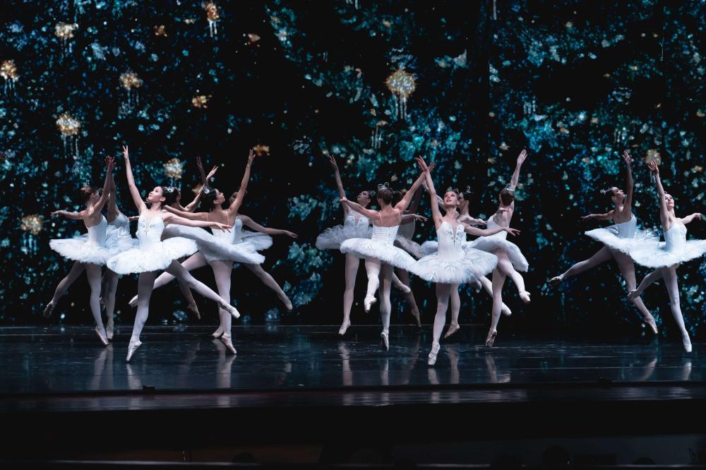 артисты на сцене