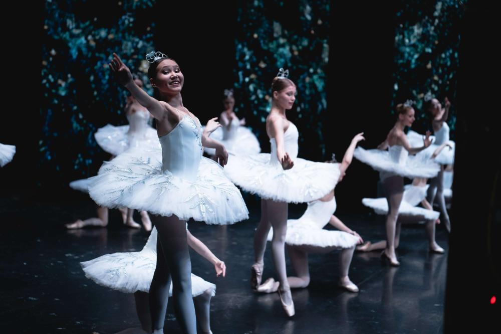 артисты на сцене