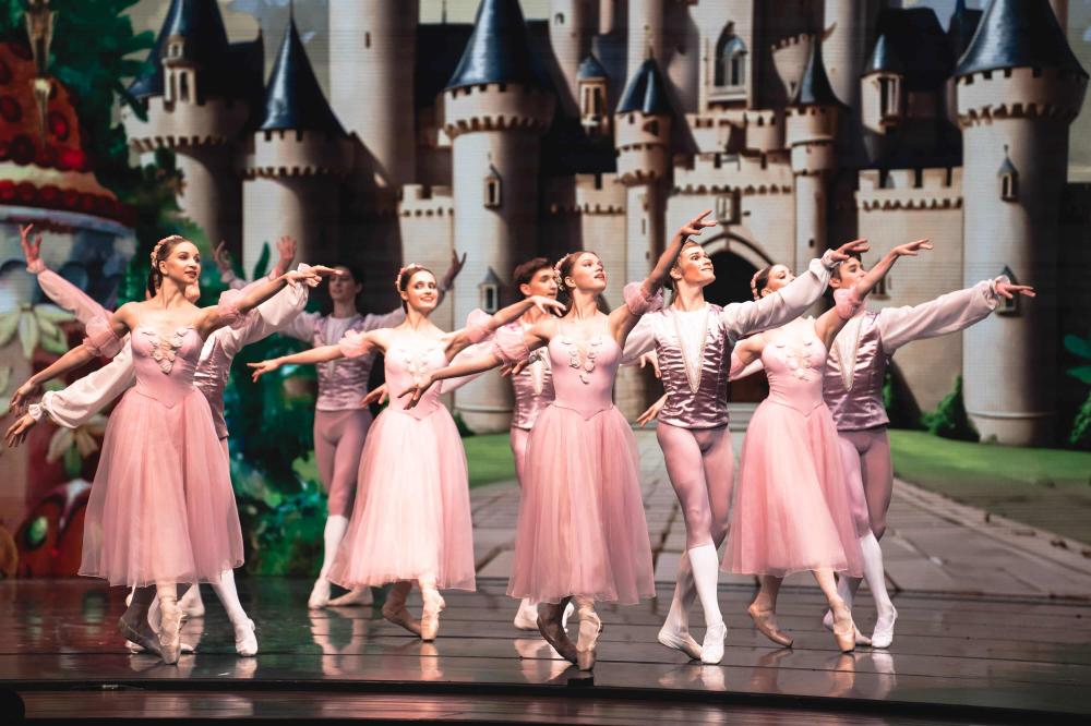 артисты на сцене