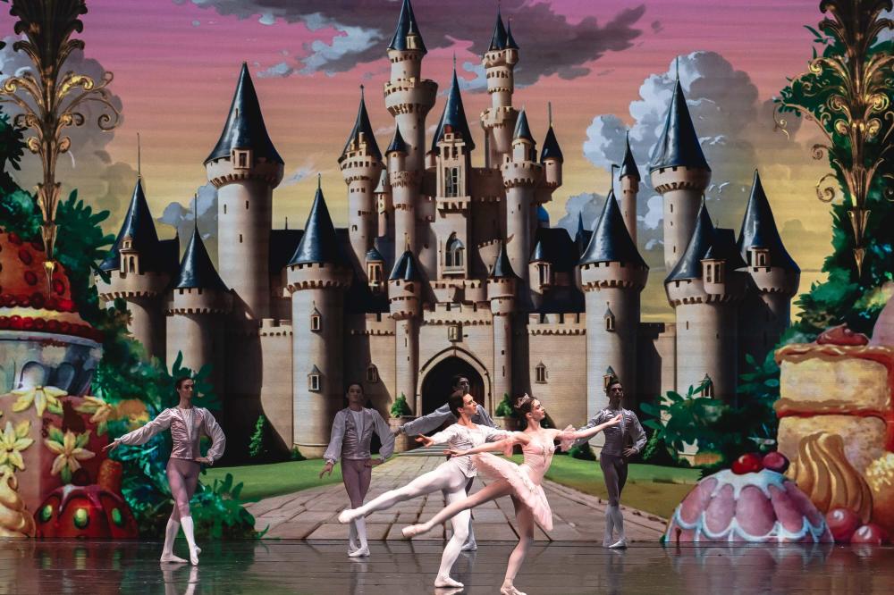 артисты на сцене