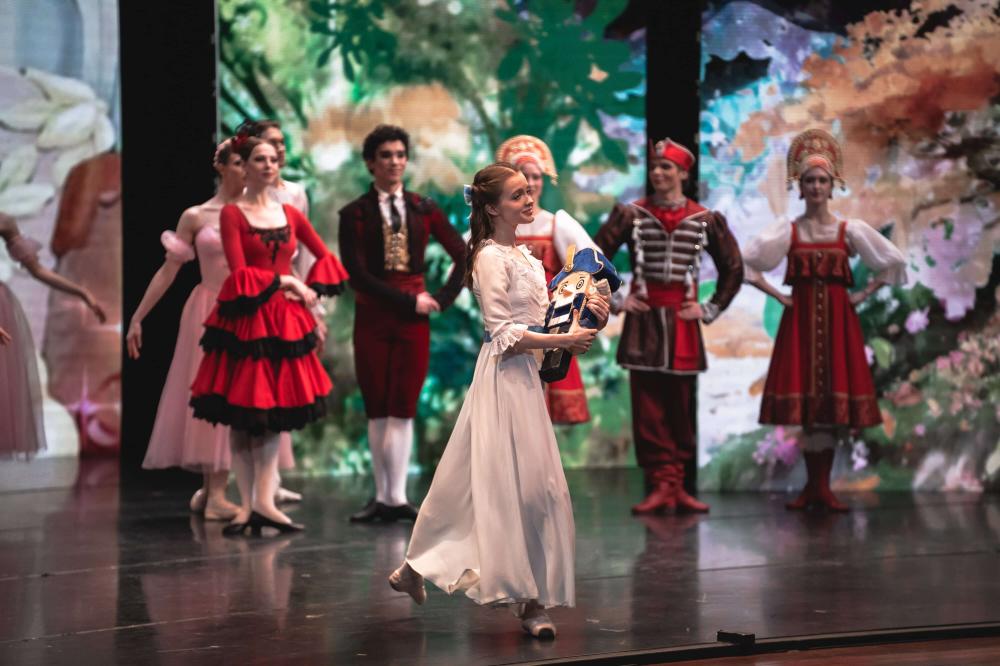 артисты на сцене