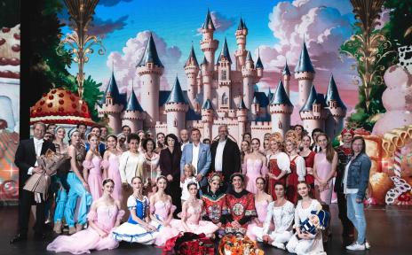 артисты на сцене 44