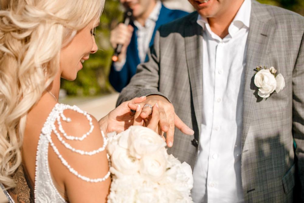 молодожены