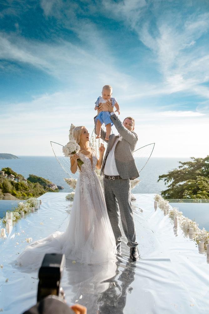 молодожены и гости