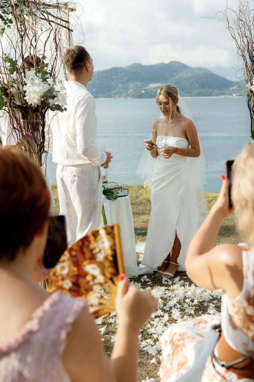 молодожены