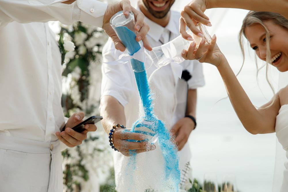 молодожены