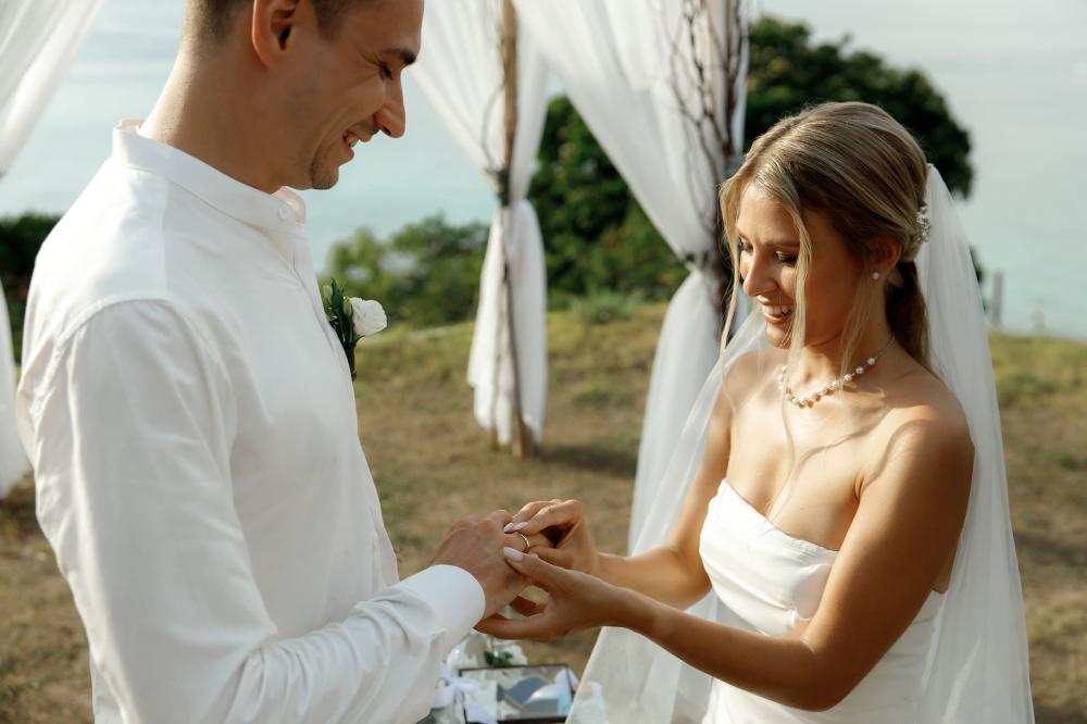 молодожены