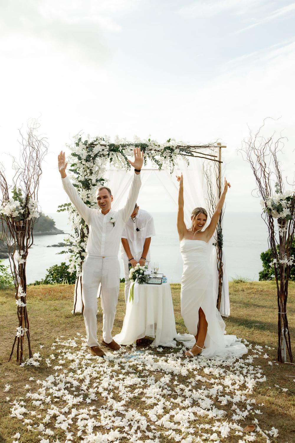 молодожены