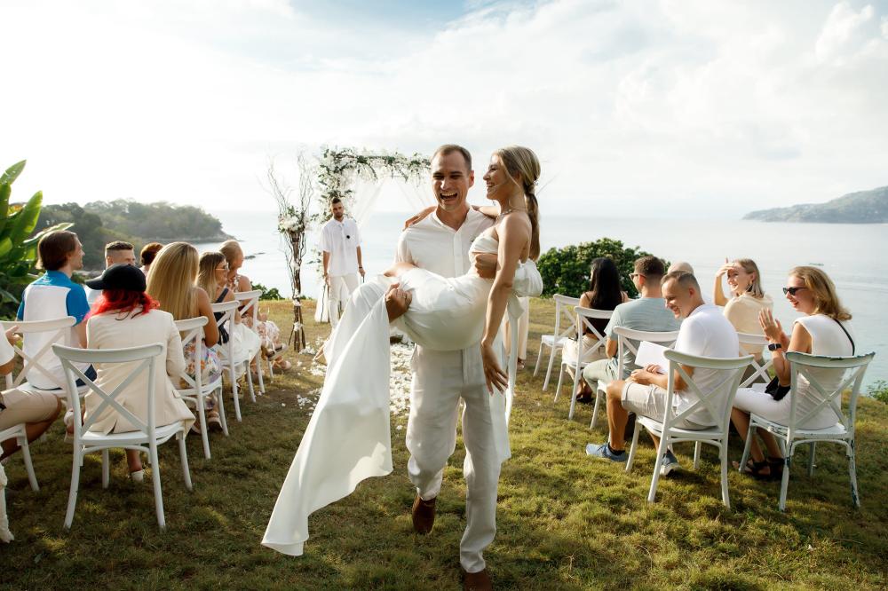 молодожены