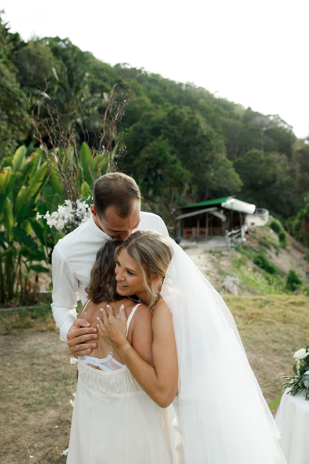 молодожены и гости