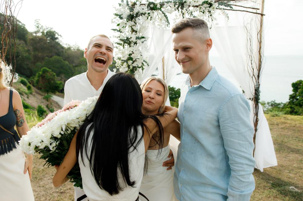 молодожены и гости