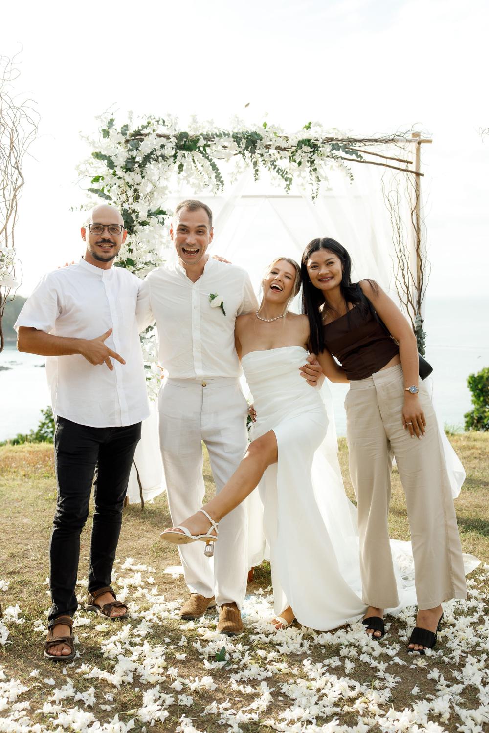 молодожены и гости