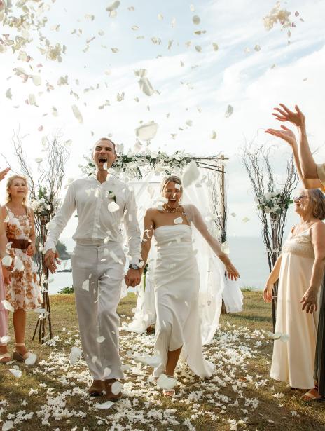 молодожены и гости 9