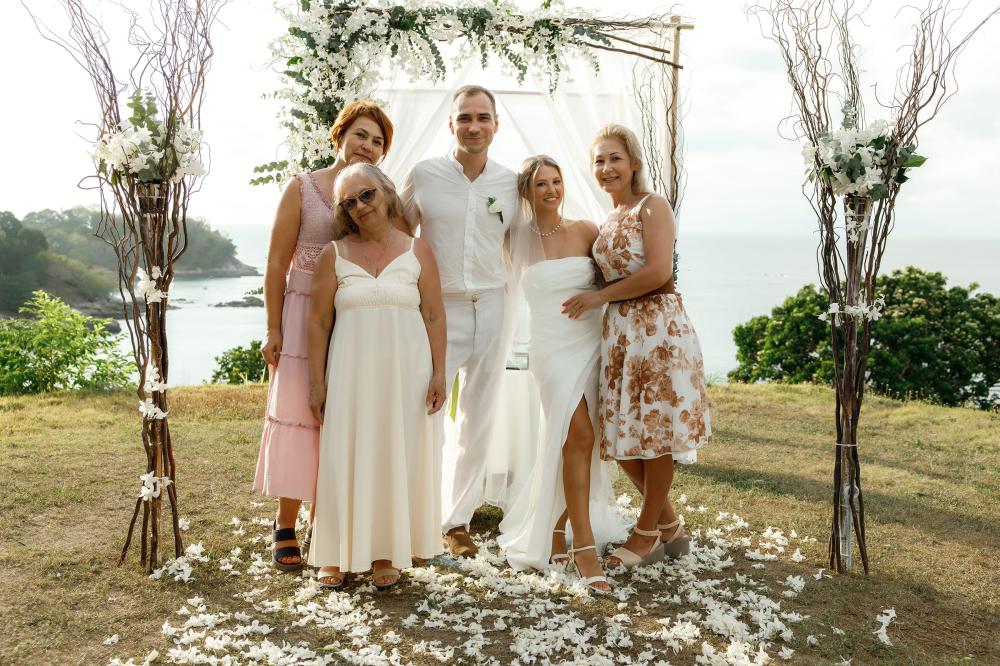 молодожены и гости