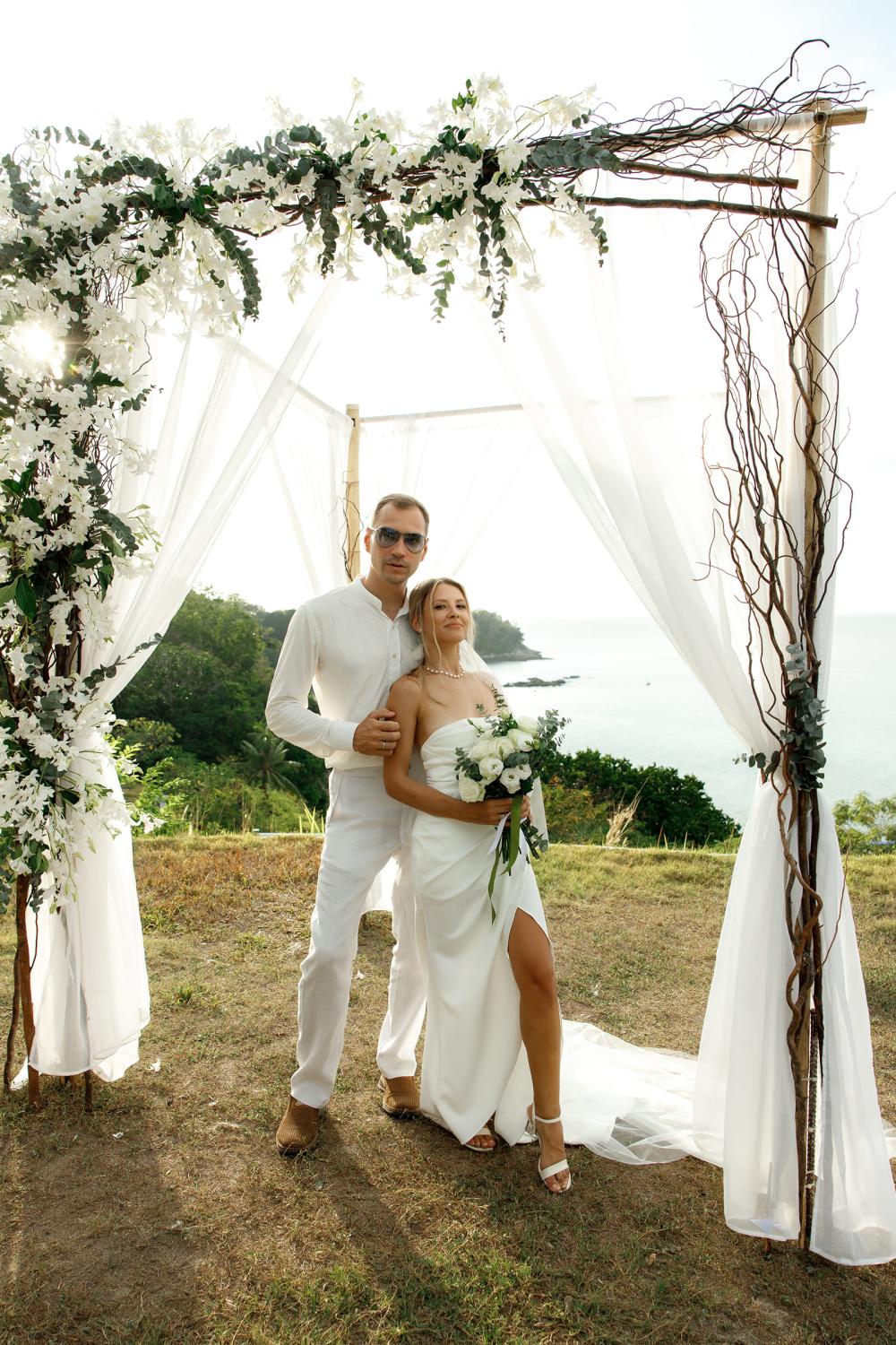 молодожены