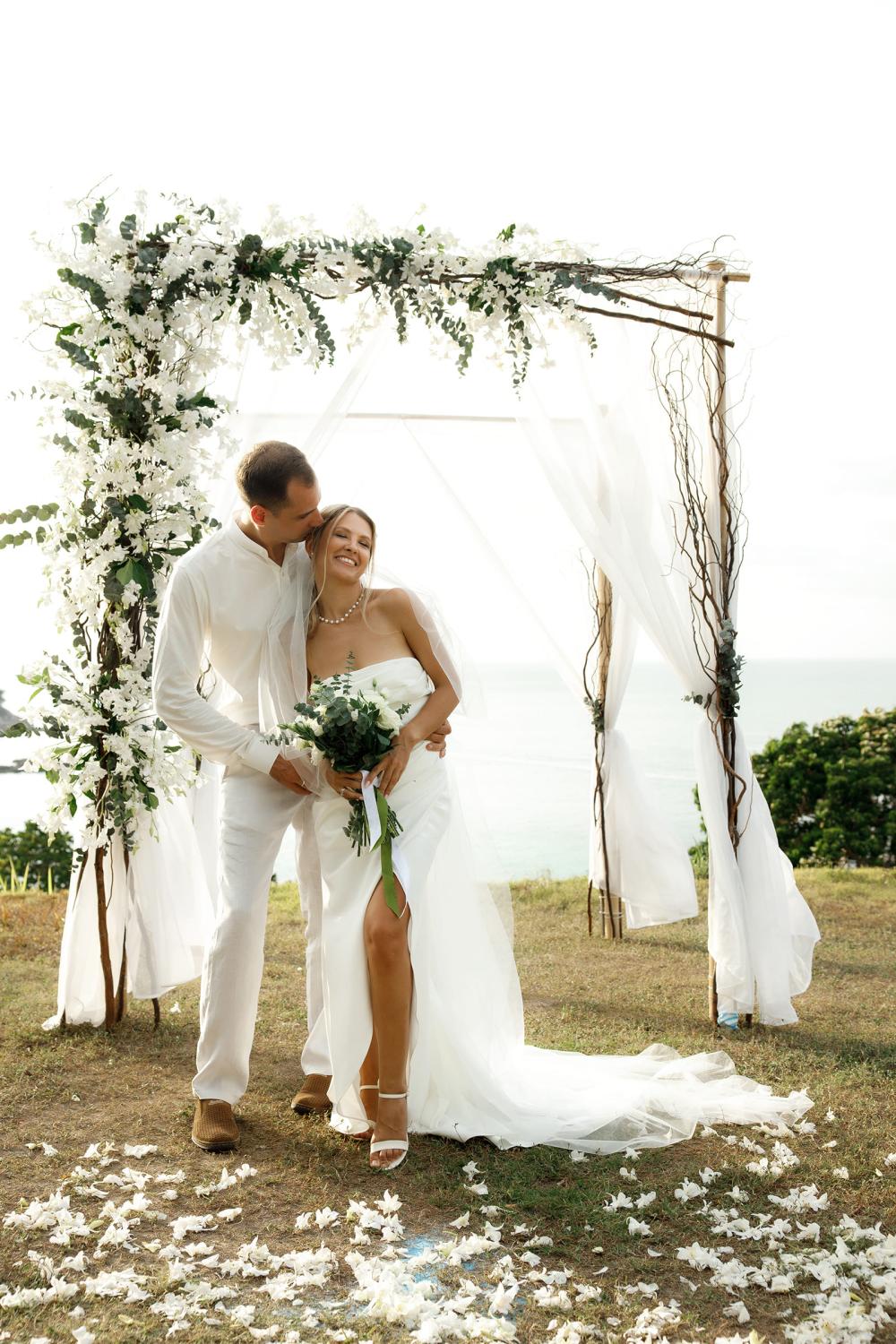 молодожены