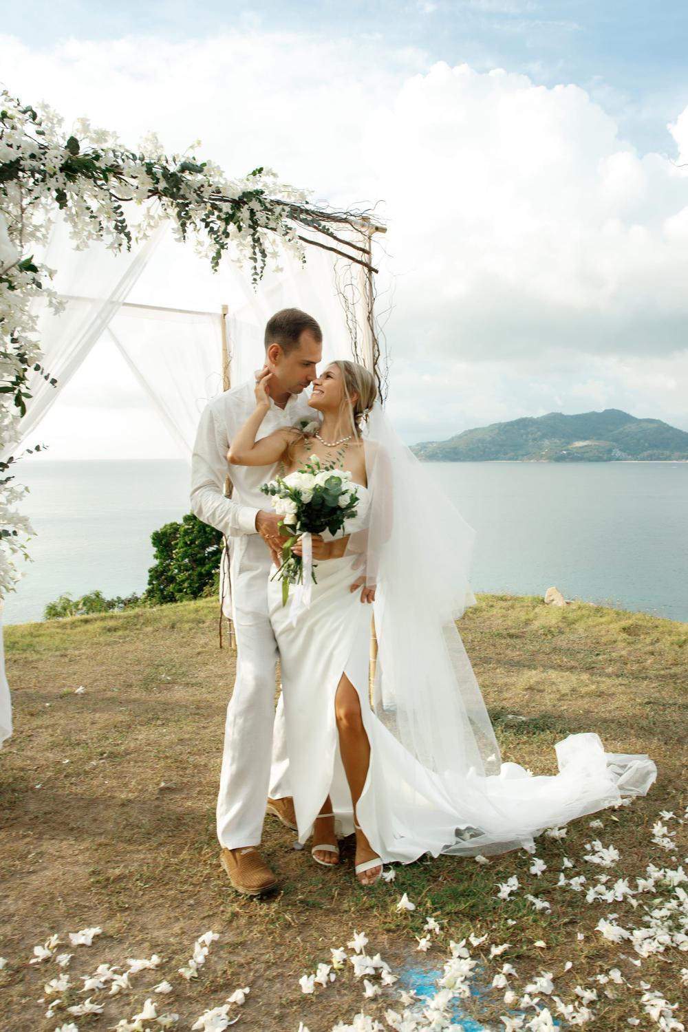 молодожены