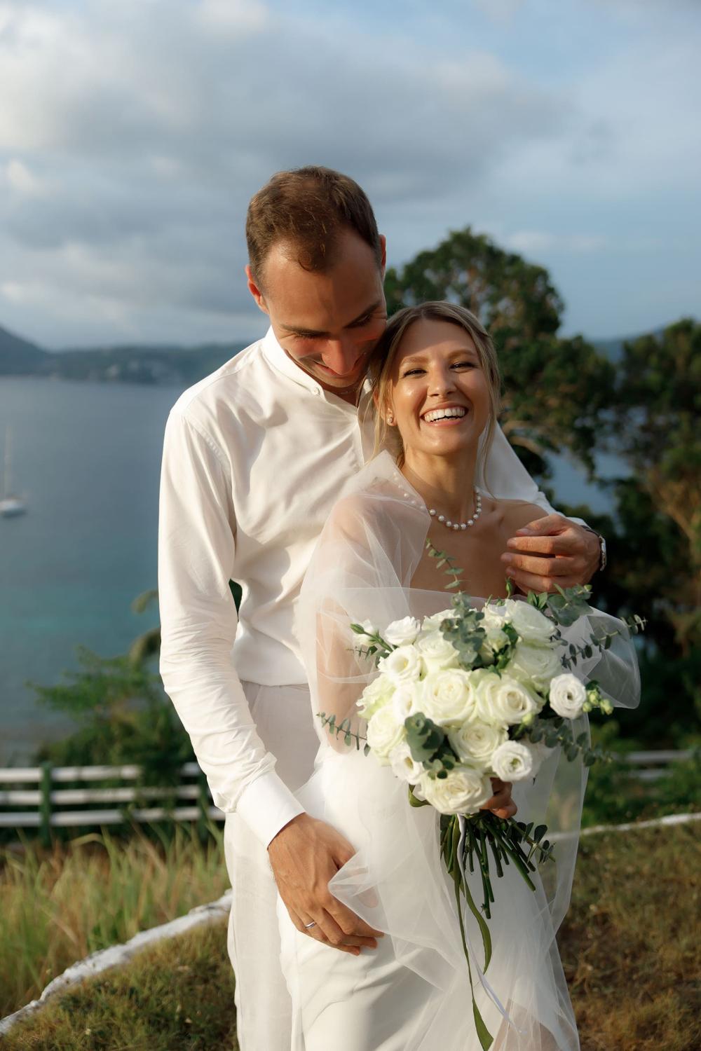 молодожены