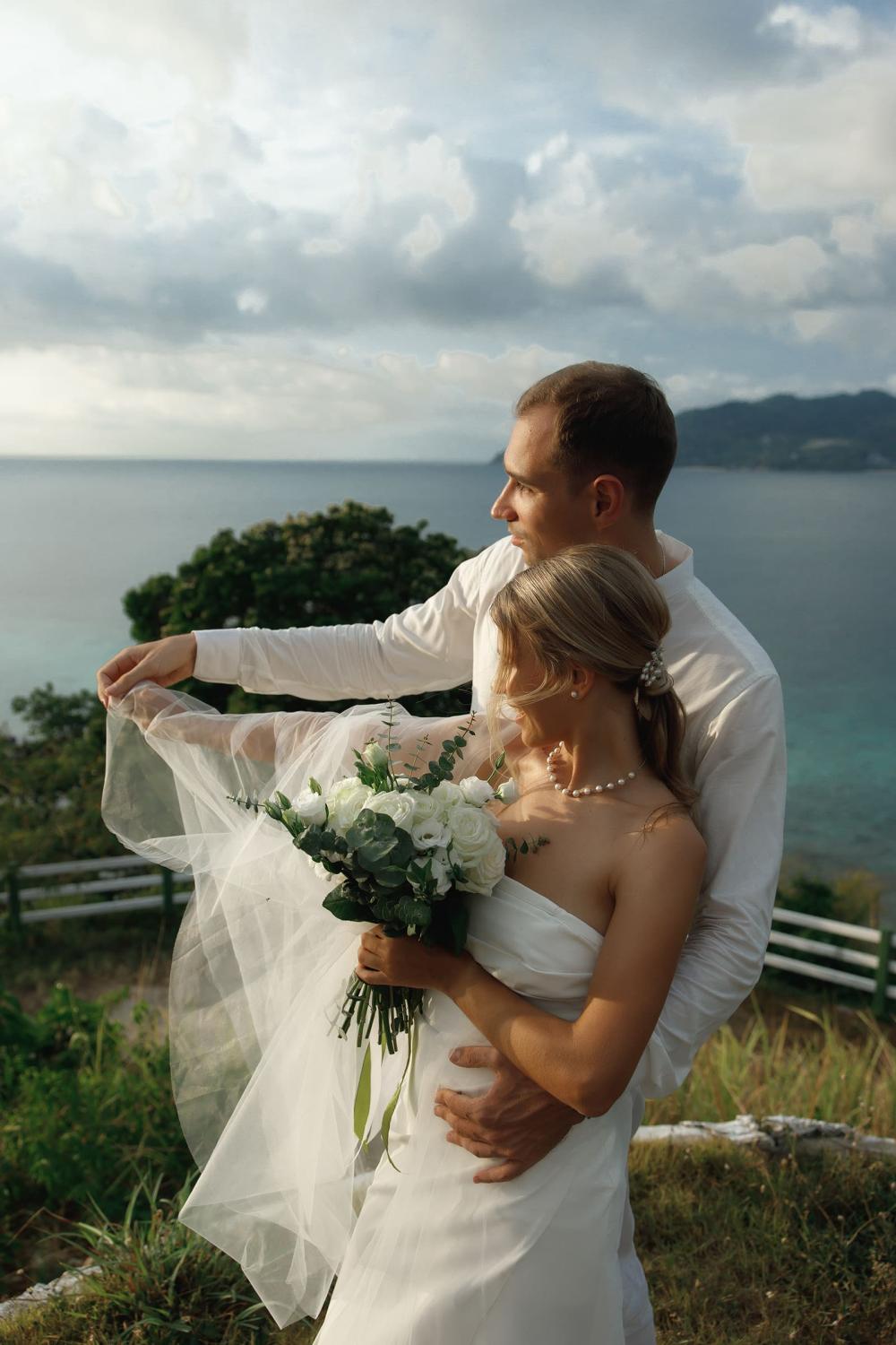 молодожены