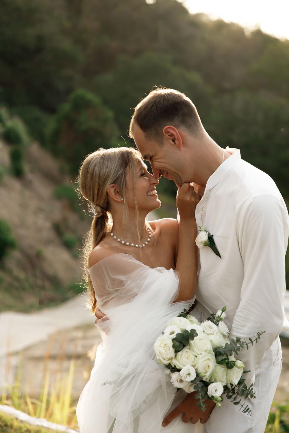 молодожены