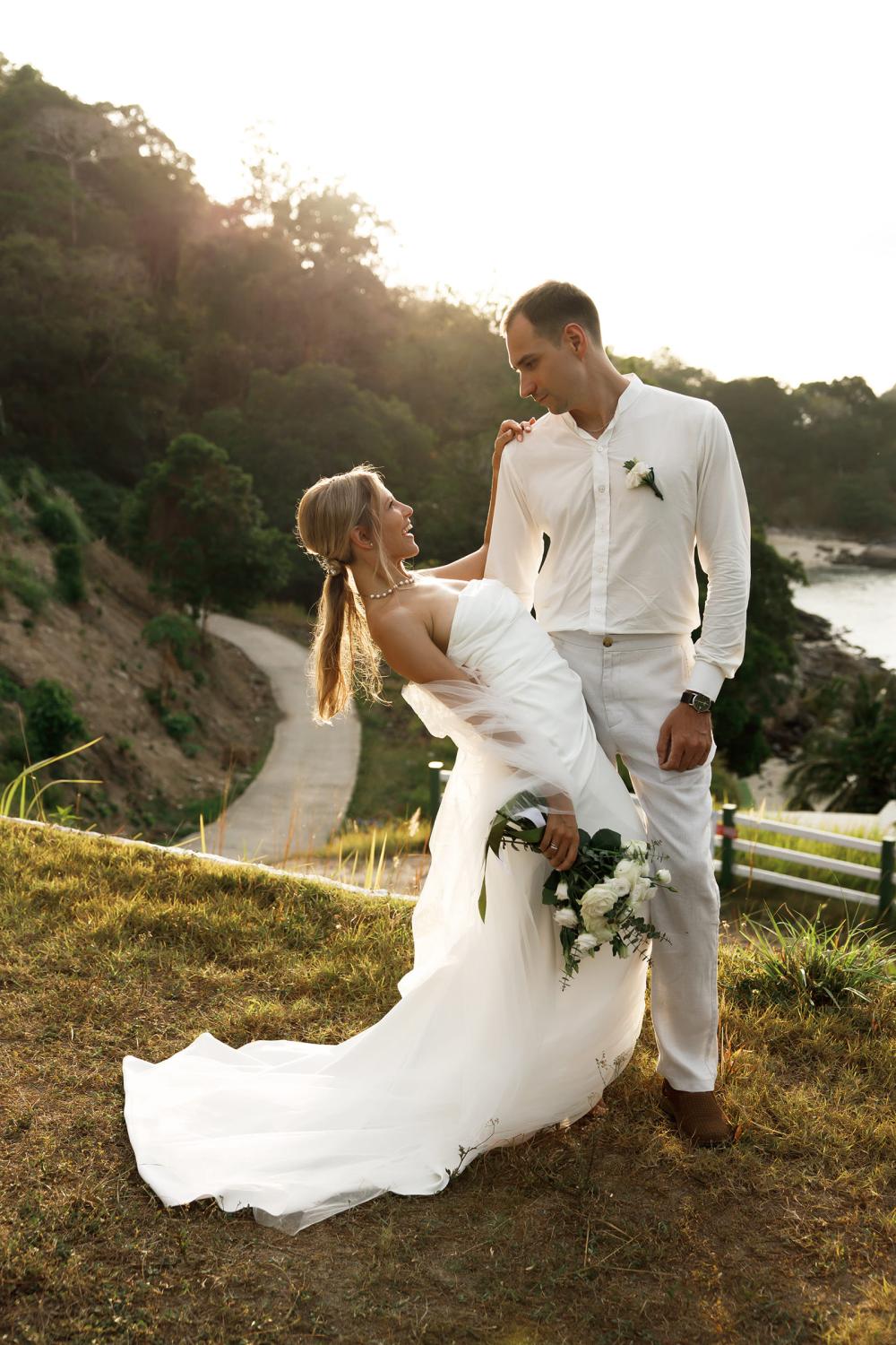 молодожены