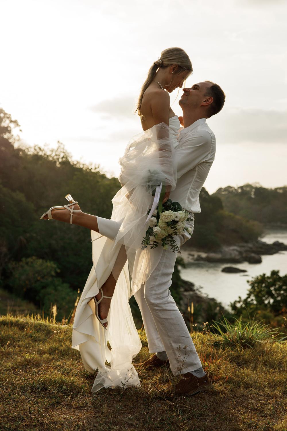 молодожены