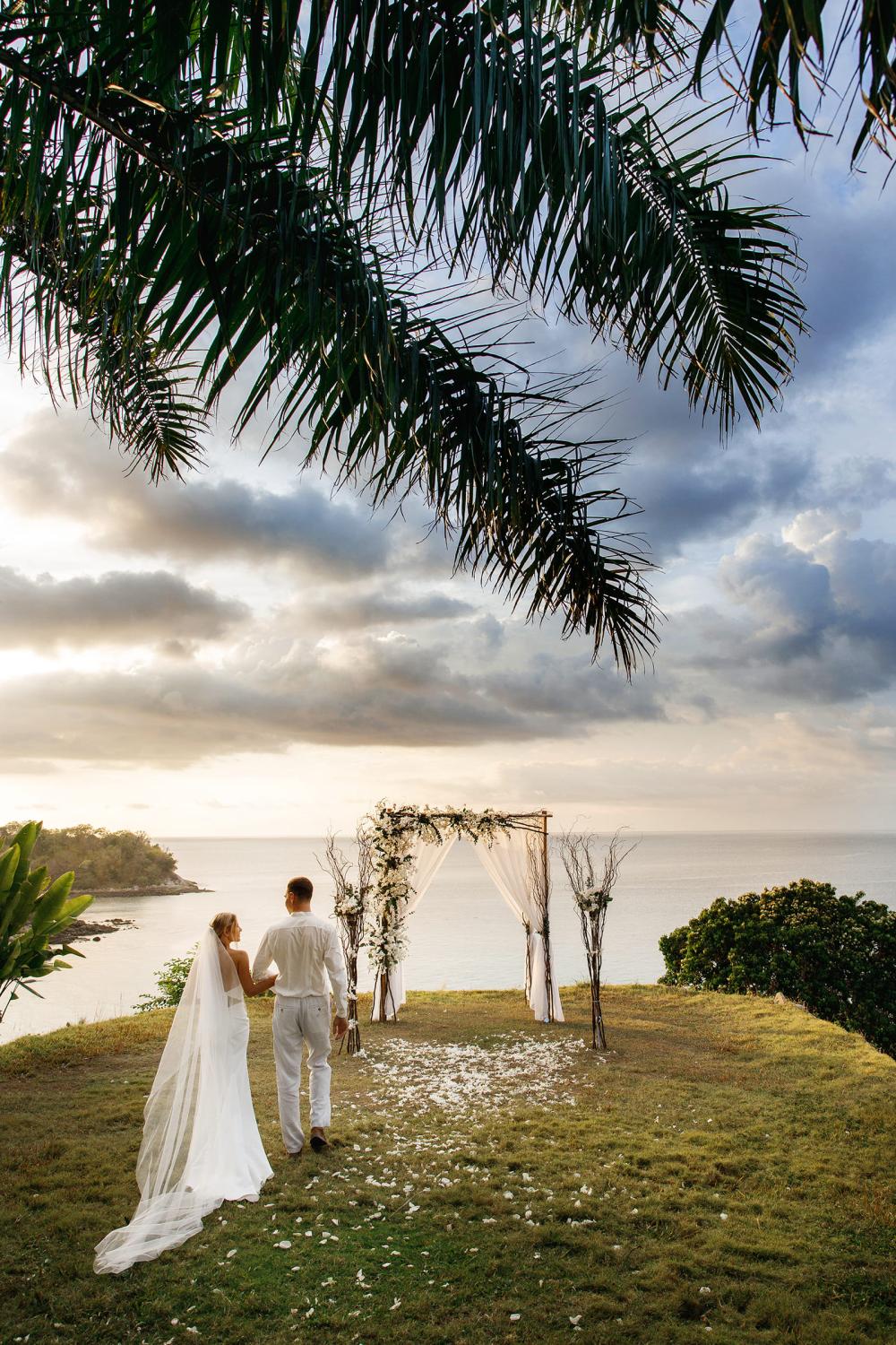 молодожены